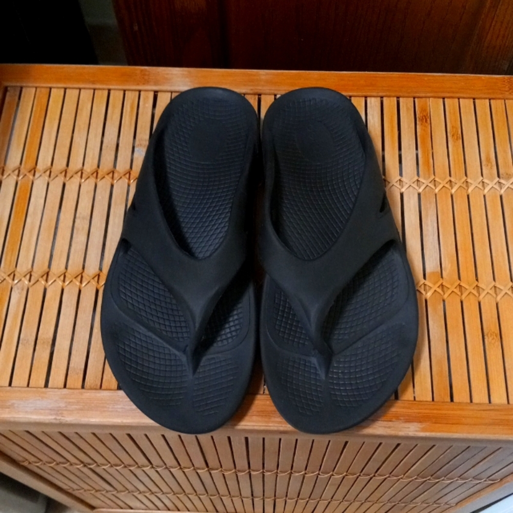 🖤🚶‍♀️Oofos Black Toe Post Recovery Sandals Great Arch Support Sz M-10  W-12